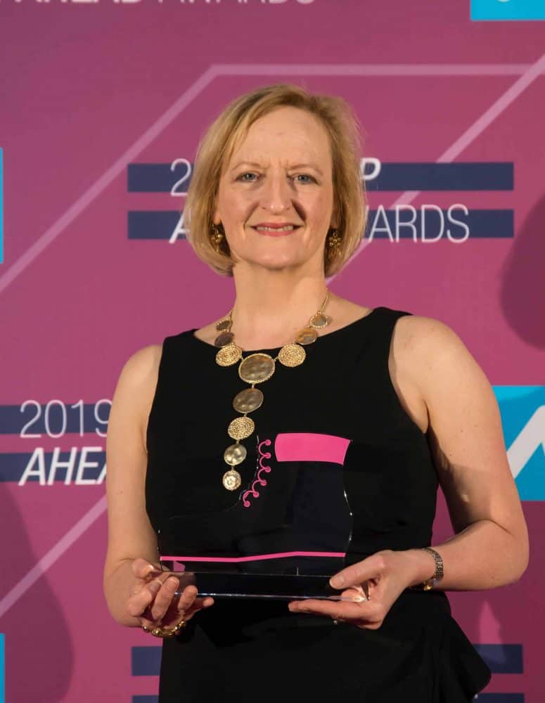 Elaine Thibodeau在2019年一步之前 Awards颁奖典礼上接受奖项